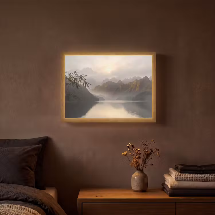 Bergen - Water - Mist - Natuur - Landschap Light Box met batterij (Wandlamp) middel -sfeer4