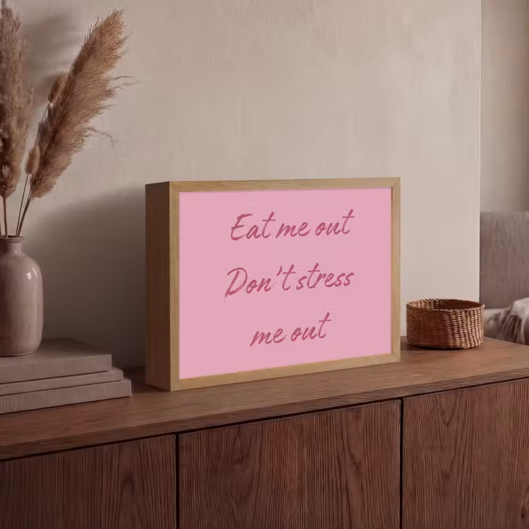Eat me out don't stress me out - Roze - Handgeschreven Light Box met batterij (Wandlamp) middel -sfeer2
