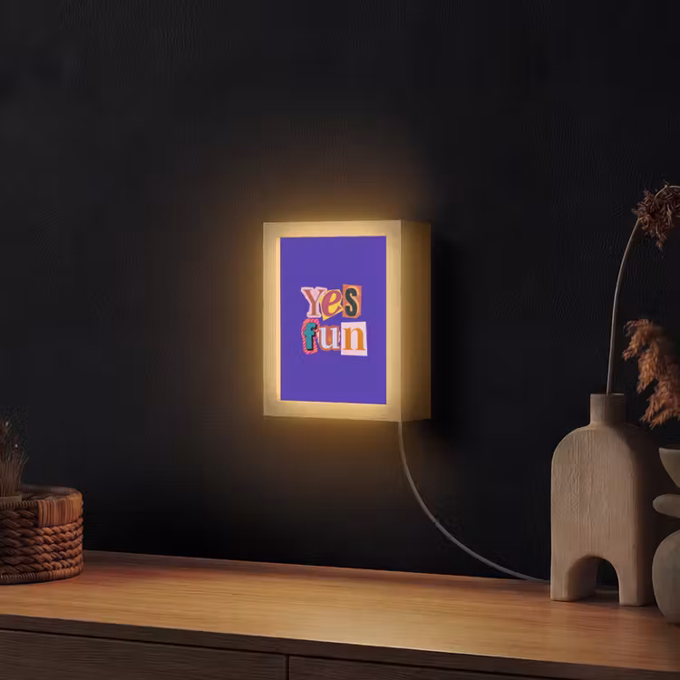 Yes fun - Kleurrijk - Collage-stijl Light Box met kabel (Wandlamp) klein -sfeer1