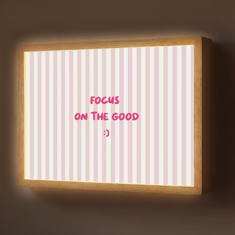 Focus on the good - Strepen - Roze - Smiley Light Box met batterij (Wandlamp) middel -z3d_website