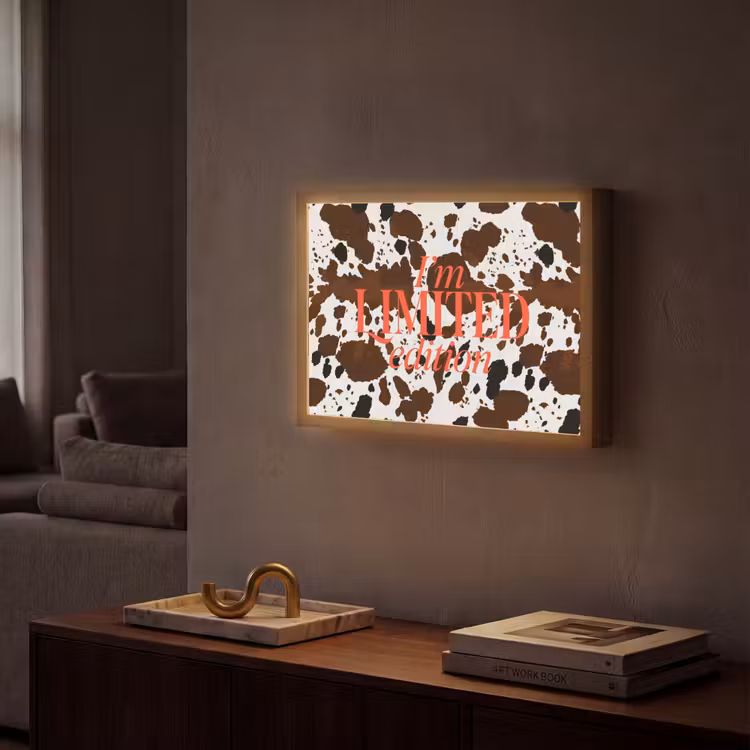Koeienprint - Limited edition - Rood Light Box met batterij (Wandlamp) middel -sfeer1