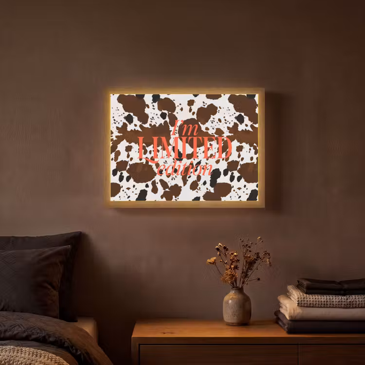 Koeienprint - Limited edition - Rood Light Box met batterij (Wandlamp) middel -sfeer4