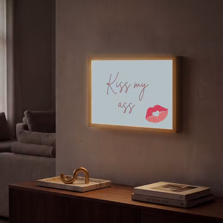 Kiss my ass - Lip - Blauw Light Box met batterij (Wandlamp) middel -sfeer1