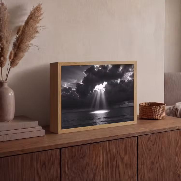 Licht - Wolken - Zee - Zwart-wit - Natuur Light Box met batterij (Wandlamp) middel -sfeer2