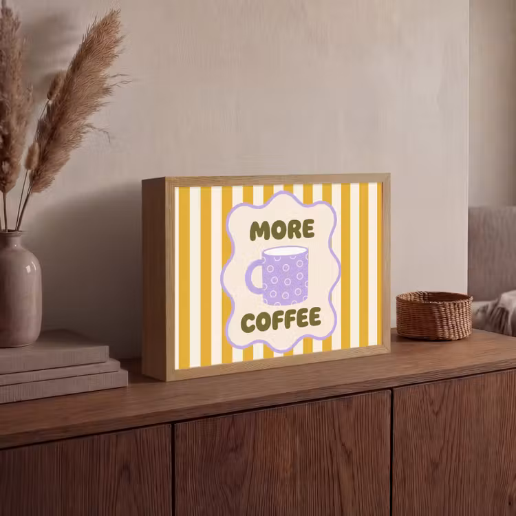 More coffee - Geel - Paars - Strepen - Mok Light Box met batterij (Wandlamp) middel -sfeer2