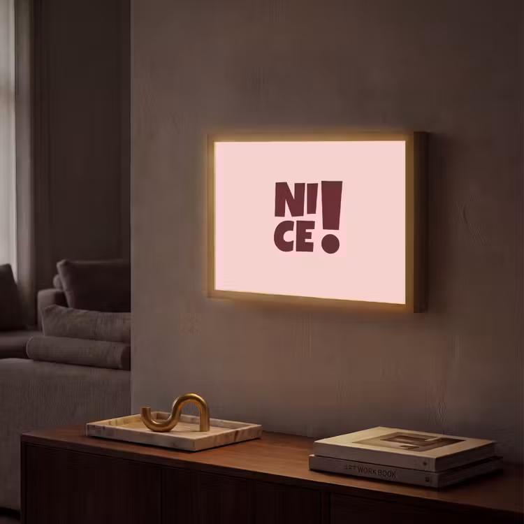 Nice - Uitroepteken - Roze Light Box met batterij (Wandlamp) middel -sfeer1