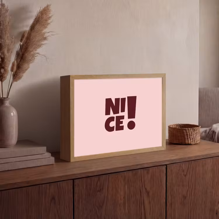 Nice - Uitroepteken - Roze Light Box met batterij (Wandlamp) middel -sfeer2