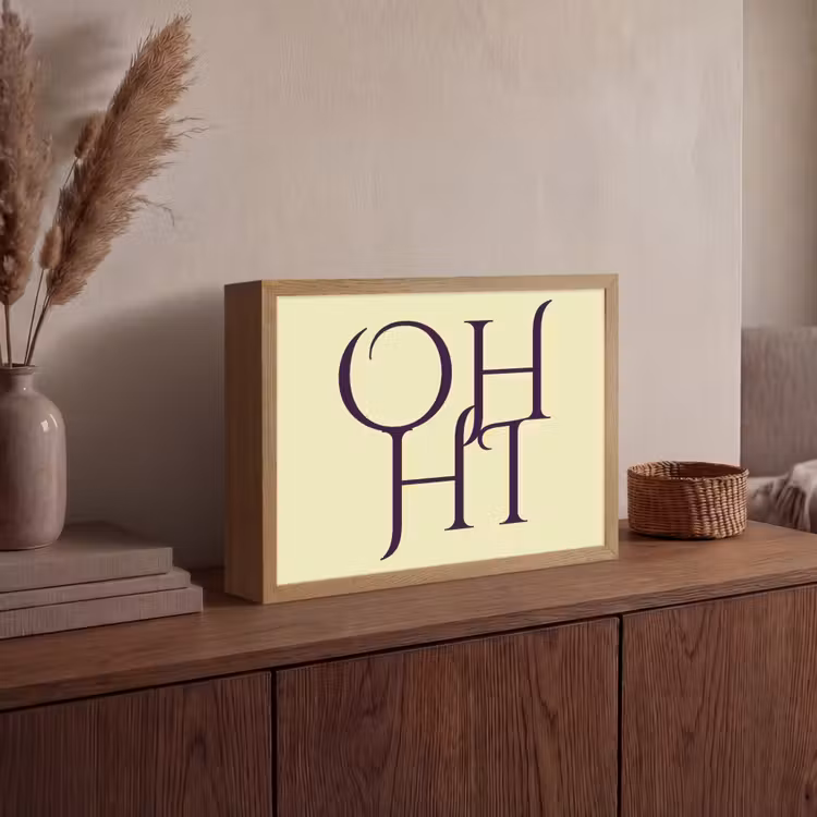 Oh hi - Geel - Monogram Light Box met batterij (Wandlamp) middel -sfeer2