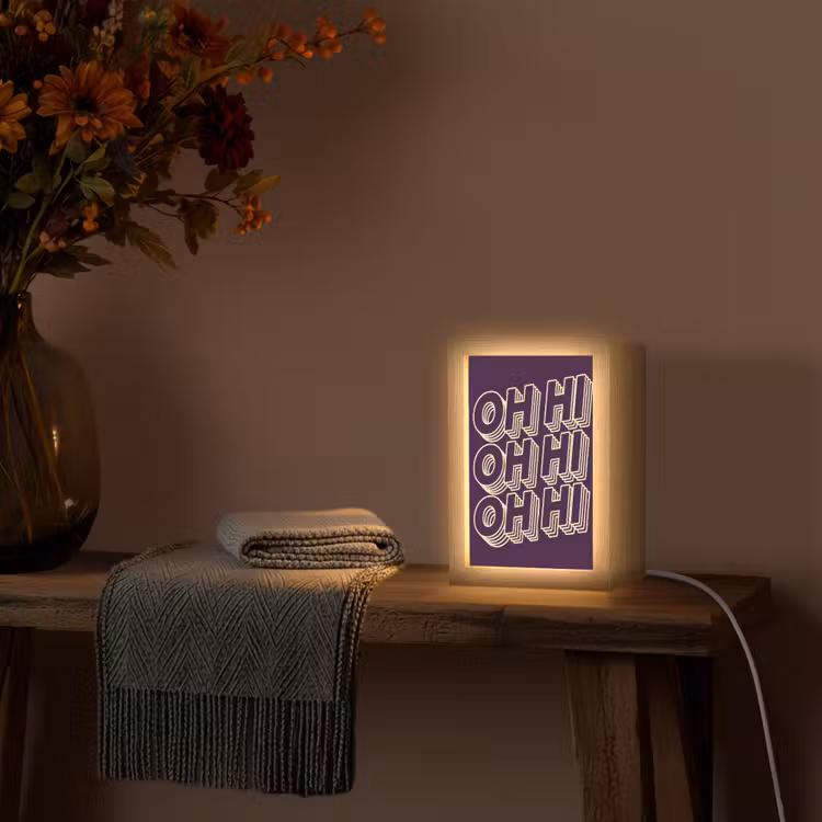 Oh hi - Paars - 3D Light Box met kabel (Wandlamp) klein -sfeer4