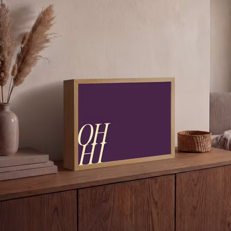 Oh hi - Paars - Cursief Light Box met batterij (Wandlamp) middel -sfeer2