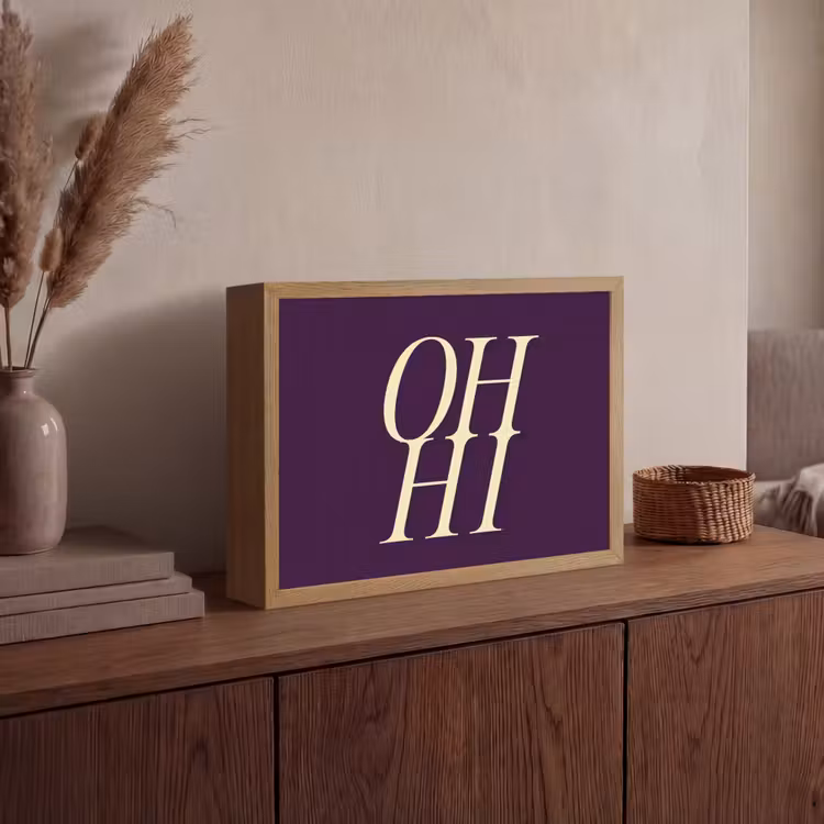 Oh hi - Paars - Minimalistisch Light Box met batterij (Wandlamp) middel -sfeer2