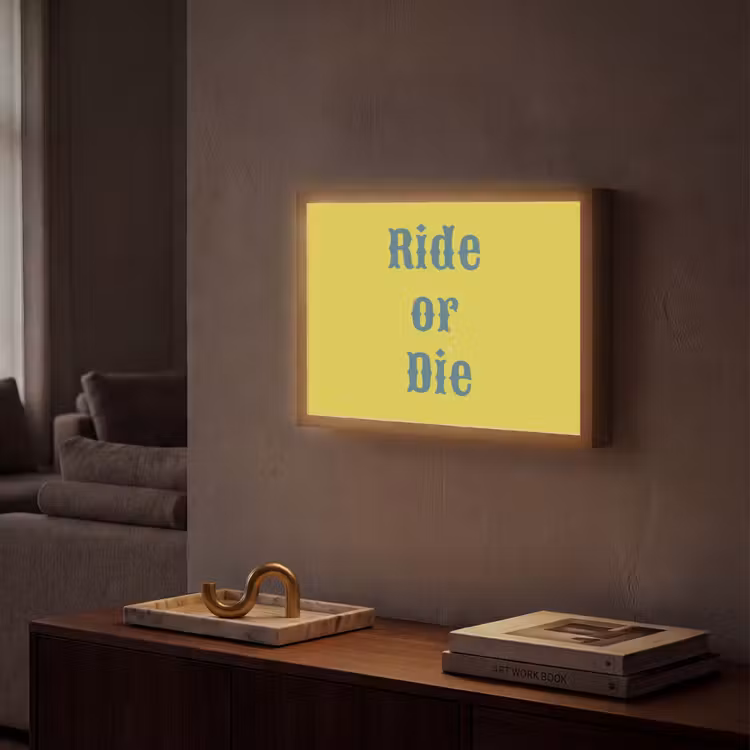 Ride or die - Geel - Blauw Light Box met batterij (Wandlamp) middel -sfeer1