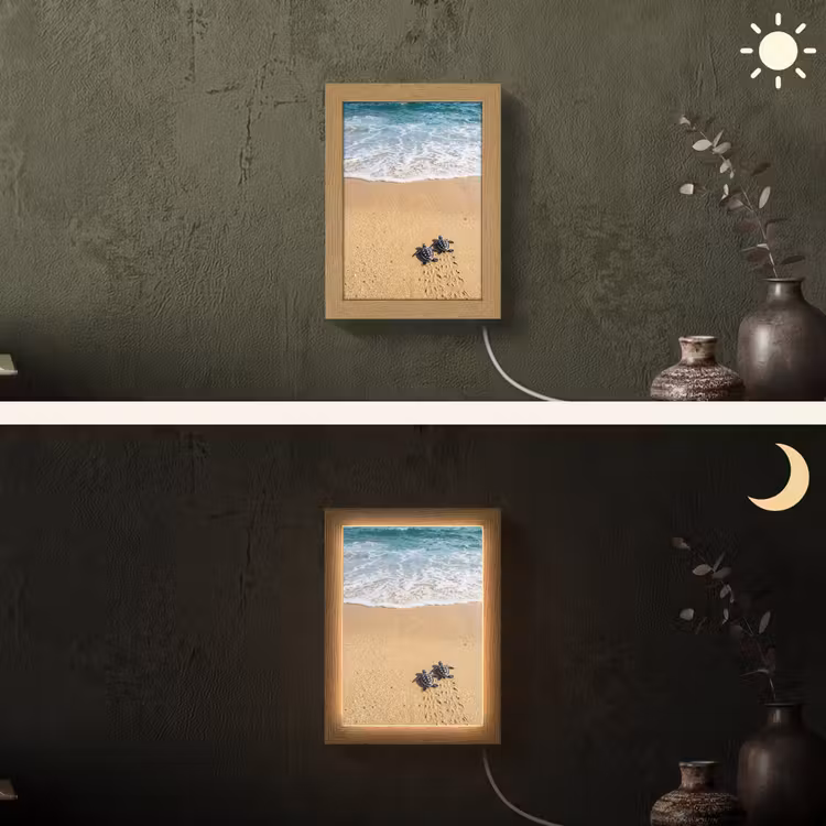 Schildpad - Jong - Strand - Oceaan - Blauw Light Box met kabel (Wandlamp) klein -sfeer3