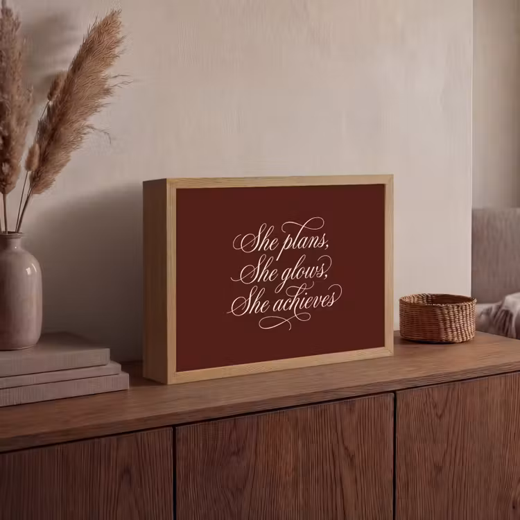 She plans she glows she achieves - Rood - Cursief Light Box met batterij (Wandlamp) middel -sfeer2