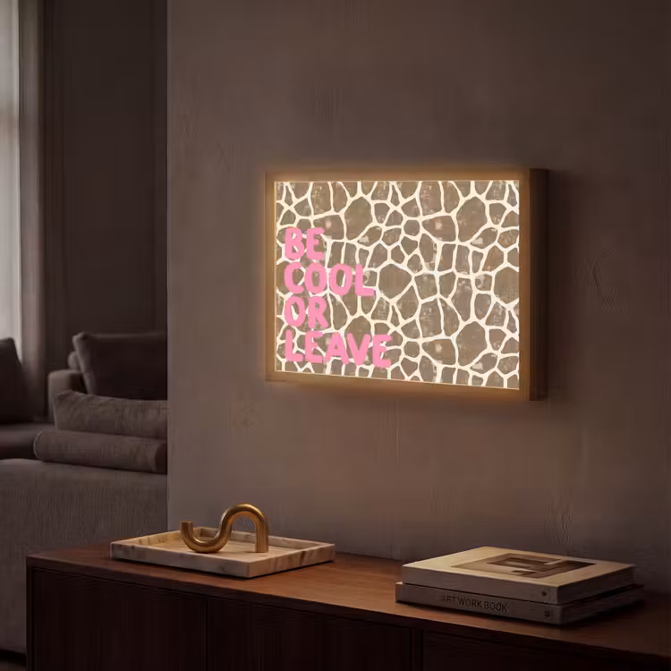Tekst - Be cool or leave - Roze - Giraffenprint Light Box met batterij (Wandlamp) middel -sfeer1