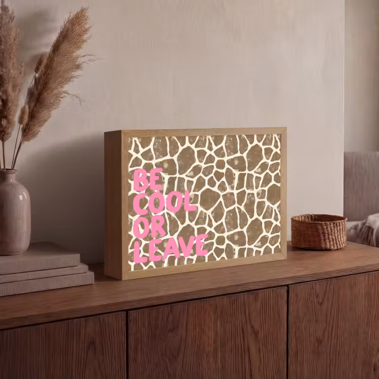 Tekst - Be cool or leave - Roze - Giraffenprint Light Box met batterij (Wandlamp) middel -sfeer2