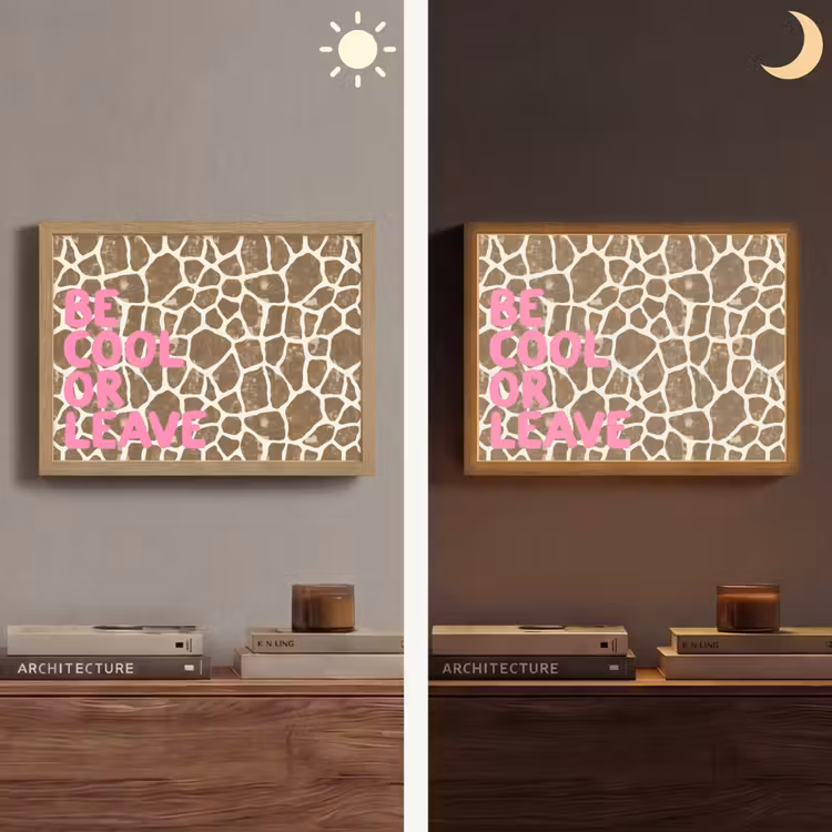 Tekst - Be cool or leave - Roze - Giraffenprint Light Box met batterij (Wandlamp) middel -sfeer3
