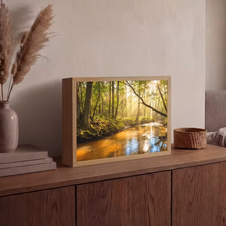 Bos - Beek - Zonlicht - Natuur - Groen Light Box met batterij (Wandlamp) middel -sfeer2