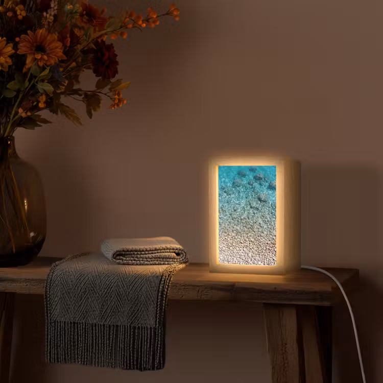 Water - Kiezels - Natuur - Levendig - Turkoois Light Box met kabel (Wandlamp) klein -sfeer4