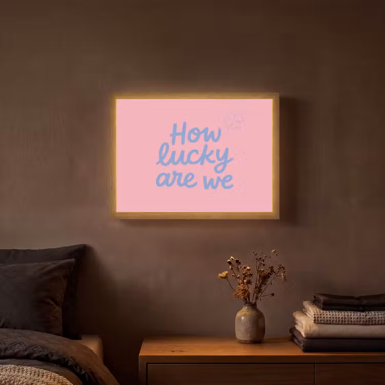 How lucky are we - Klavervier - Roze - Blauw Light Box met batterij (Wandlamp) middel -sfeer4