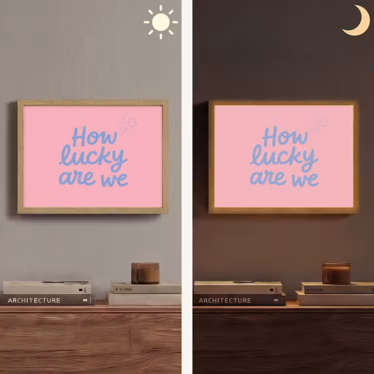 How lucky are we - Klavervier - Roze - Blauw Light Box met batterij (Wandlamp) middel -sfeer3