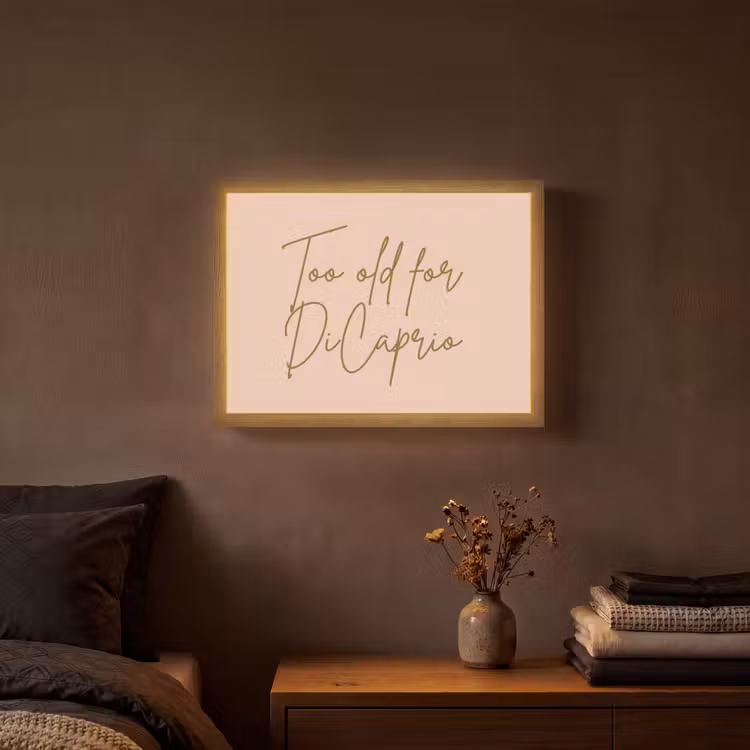 Too old for dicaprio - Roze - Groen Light Box met batterij (Wandlamp) middel -sfeer4