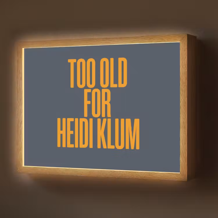 Too old for heidi klum - Geel - Blauw Light Box met batterij (Wandlamp) middel -z3d_website