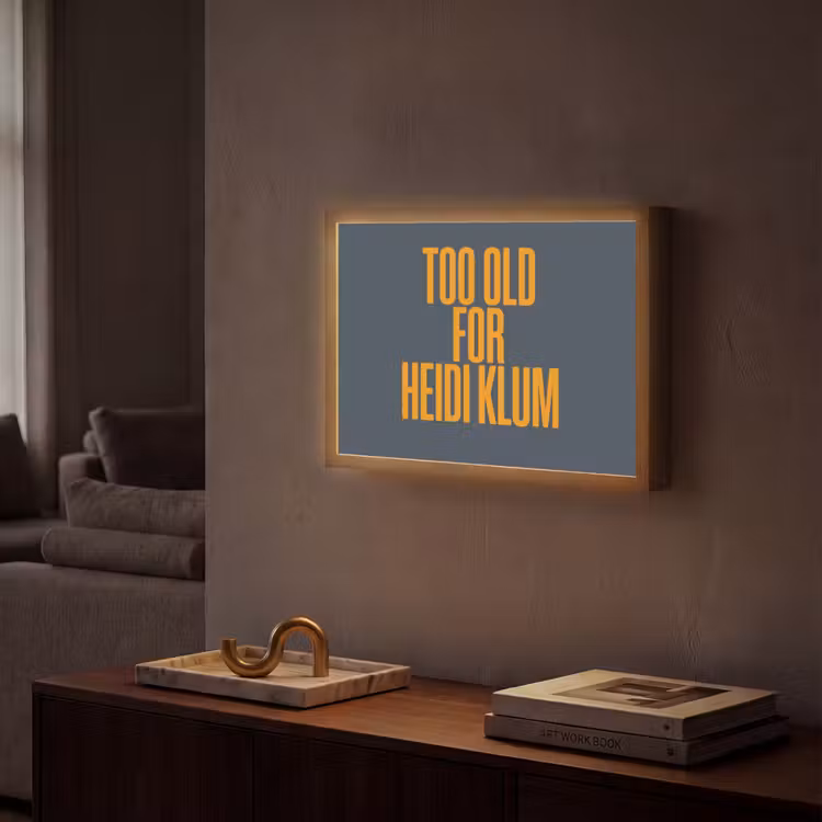 Too old for heidi klum - Geel - Blauw Light Box met batterij (Wandlamp) middel -sfeer1