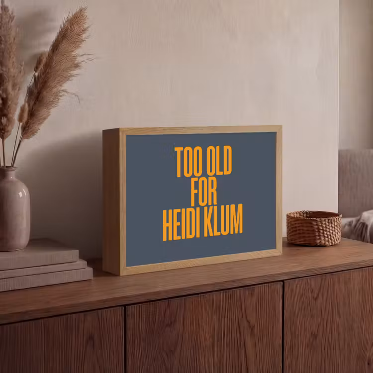 Too old for heidi klum - Geel - Blauw Light Box met batterij (Wandlamp) middel -sfeer2