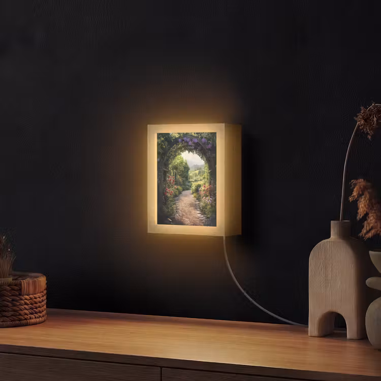 Doorkijk - Landschap - Bloemen - Tuinboog - Natuur Light Box met kabel (Wandlamp) klein -sfeer1