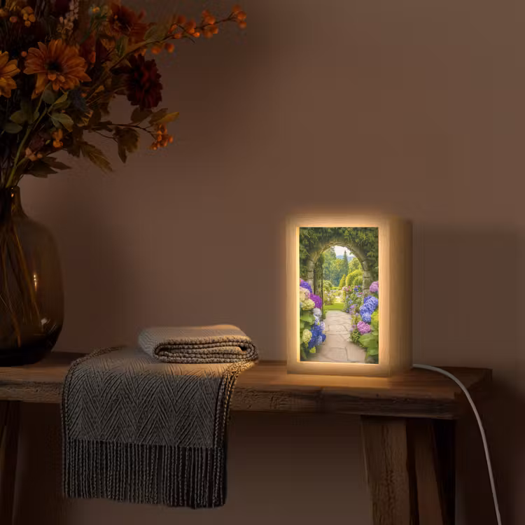 Doorkijk - Poort - Hortensia - Bloementuin Light Box met kabel (Wandlamp) klein -sfeer4