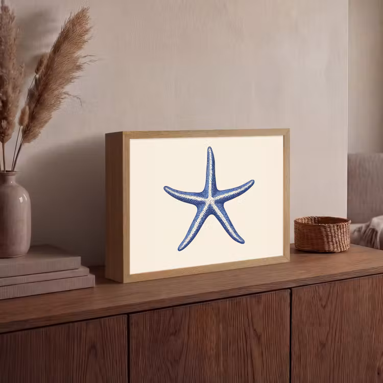 Blauwe zeester - Minimalistisch - Beige Light Box met batterij (Wandlamp) middel -sfeer2