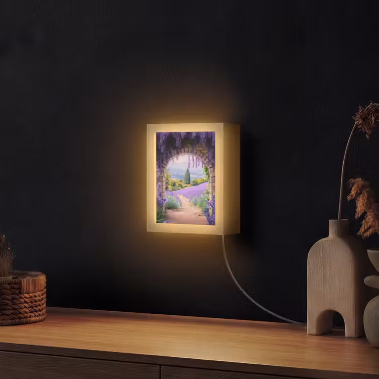 Doorkijk - Lavendel - Bloemen - Paars - Poort Light Box met kabel (Wandlamp) klein -sfeer1