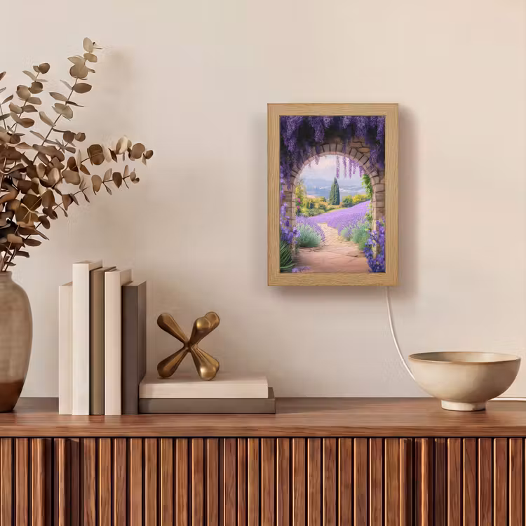 Doorkijk - Lavendel - Bloemen - Paars - Poort Light Box met kabel (Wandlamp) klein -sfeer2