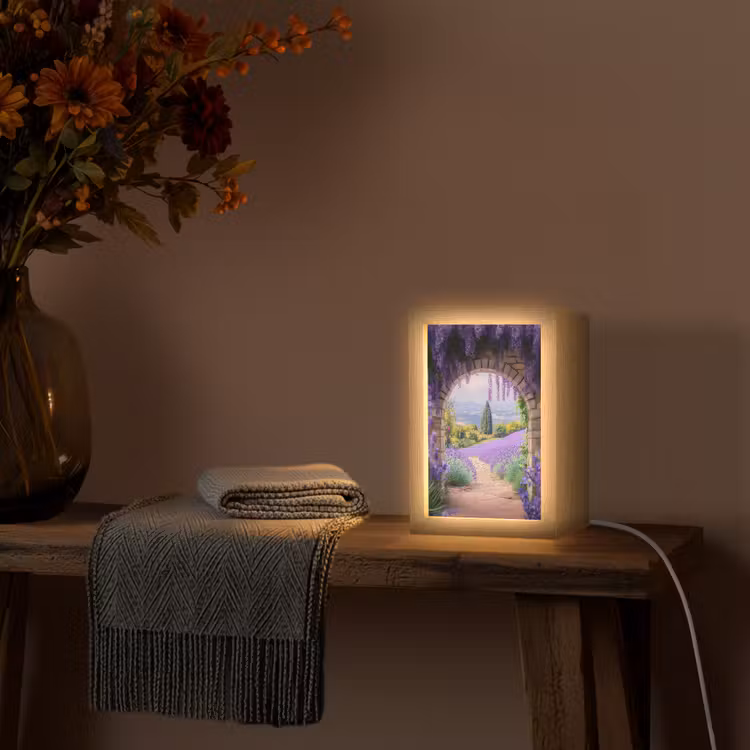 Doorkijk - Lavendel - Bloemen - Paars - Poort Light Box met kabel (Wandlamp) klein -sfeer4