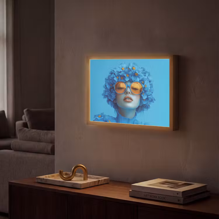 Vrouw - Bloem - Blauw - Modern - Bril - Portret Light Box met batterij (Wandlamp) middel -sfeer1