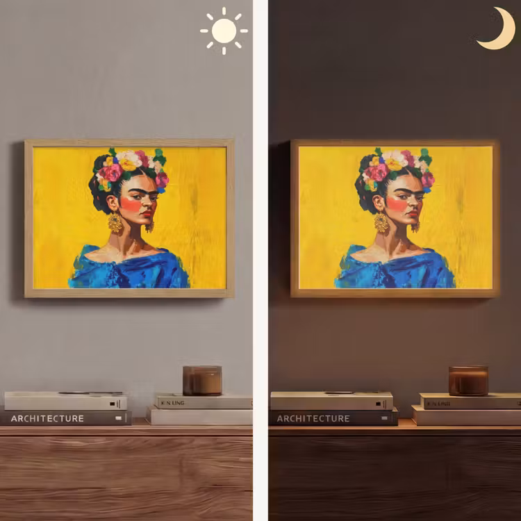 Frida Kahlo - Vrouw - Geel - Blauw - Bloemen Light Box met batterij (Wandlamp) middel -sfeer3