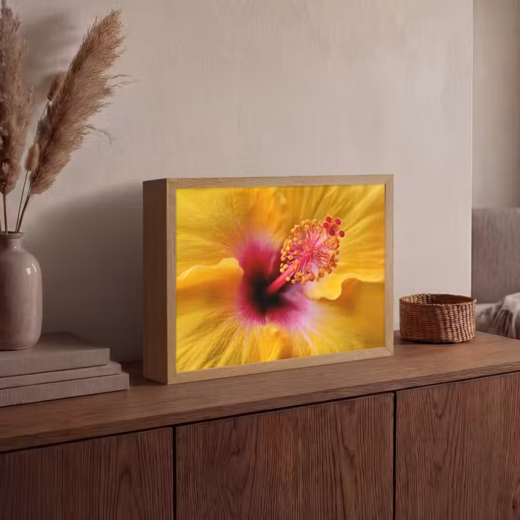 Geel - Hibiscus - Tropisch Light Box met batterij (Wandlamp) middel -sfeer2