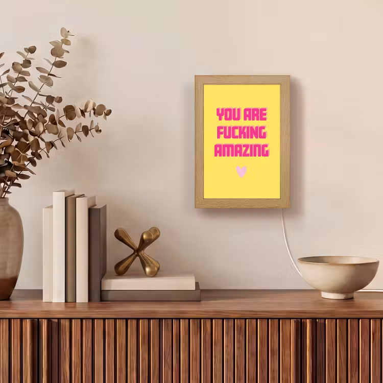Geel - Valentijn - Tekst Light Box met kabel (Wandlamp) klein -sfeer2