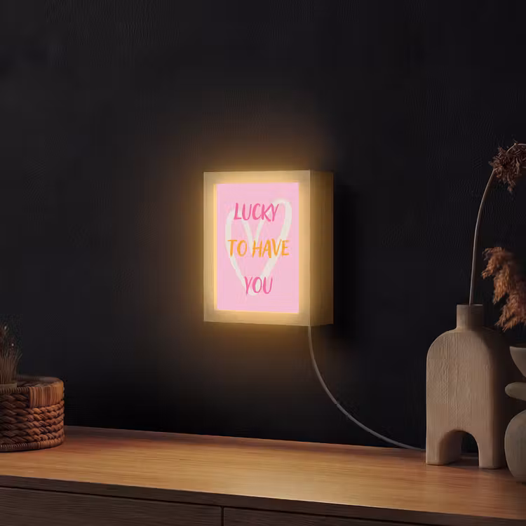 Lucky - Love - Valentijn - Roze Light Box met kabel (Wandlamp) klein -sfeer1