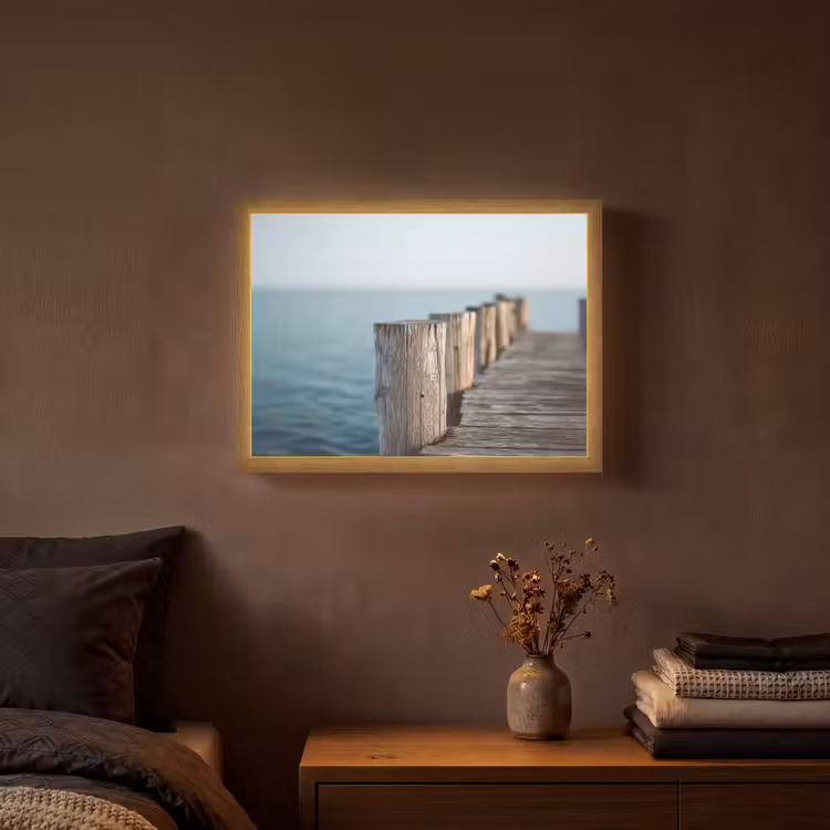 Houten steiger - Helderblauwe lucht Light Box met batterij (Wandlamp) middel -sfeer4