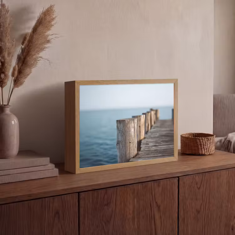 Houten steiger - Helderblauwe lucht Light Box met batterij (Wandlamp) middel -sfeer2