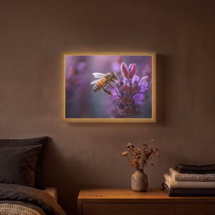Honingbij - Paarse bloemen - Details Light Box met batterij (Wandlamp) middel -sfeer4