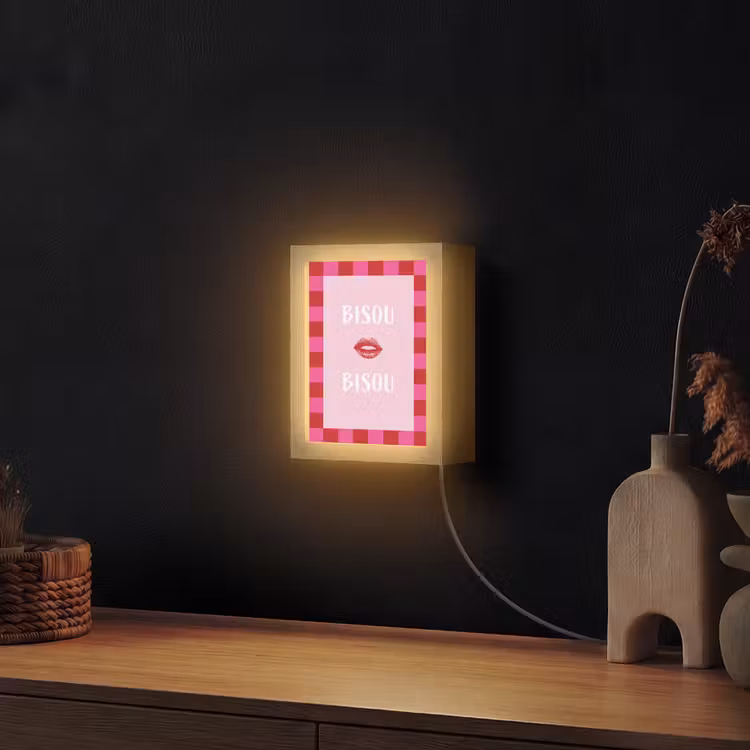 Kiss - Roze - Frans - Valentijn Light Box met kabel (Wandlamp) klein -sfeer1