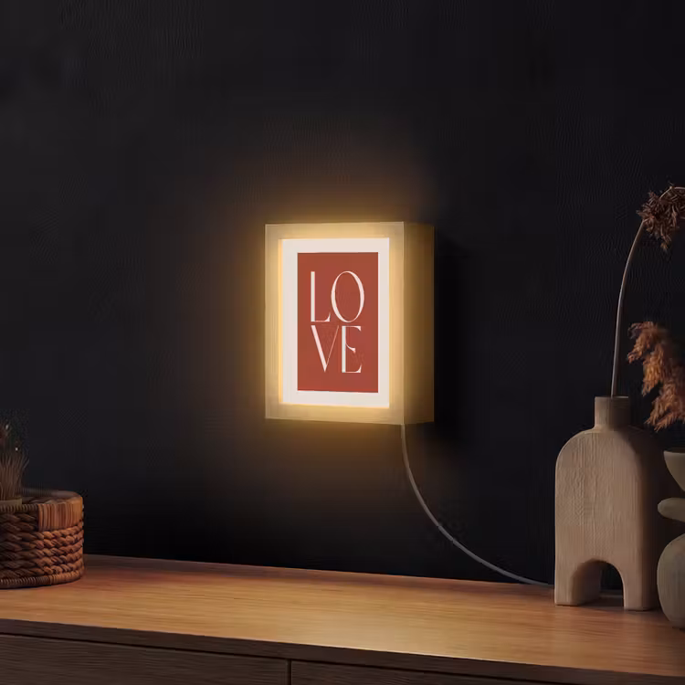 Love - Rood - Minimalistisch Light Box met kabel (Wandlamp) klein -sfeer1