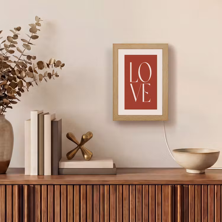 Love - Rood - Minimalistisch Light Box met kabel (Wandlamp) klein -sfeer2