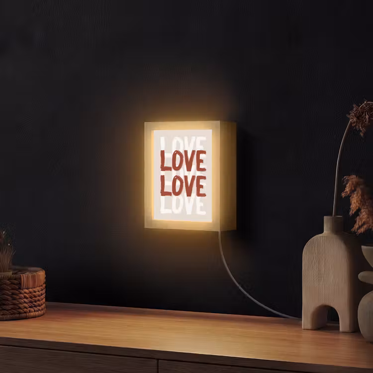 Love - Rood - Tekst Light Box met kabel (Wandlamp) klein -sfeer1