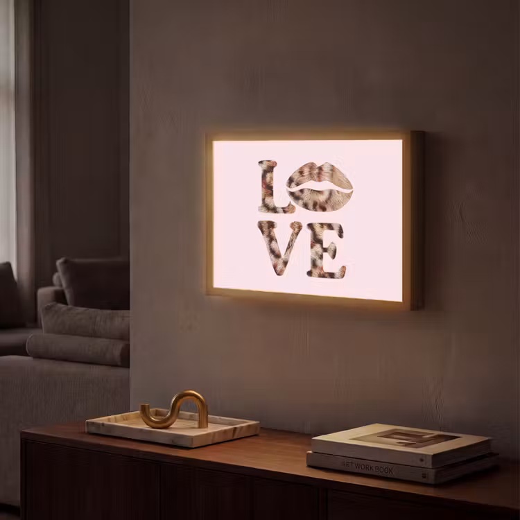Tekst - Love - Pantervacht - Lichtroze Light Box met batterij (Wandlamp) middel -sfeer1