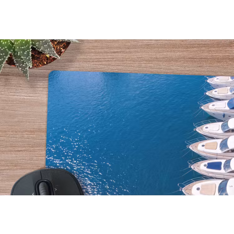 Boot - Jachthaven - Water - Zomer - Blauw muismat rubber klein -closeup