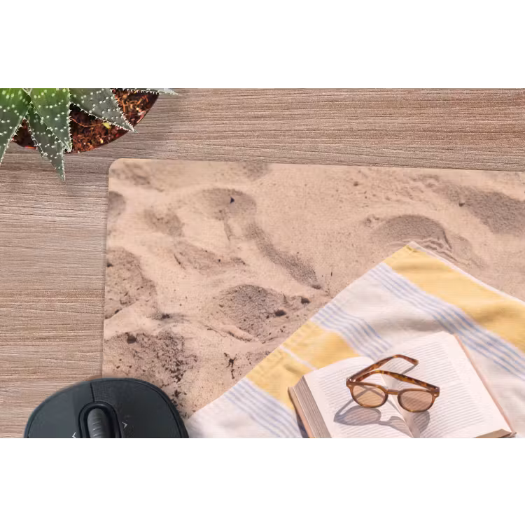 Boek - Zonnebril - Strand - Zomer - Geel muismat rubber klein -closeup